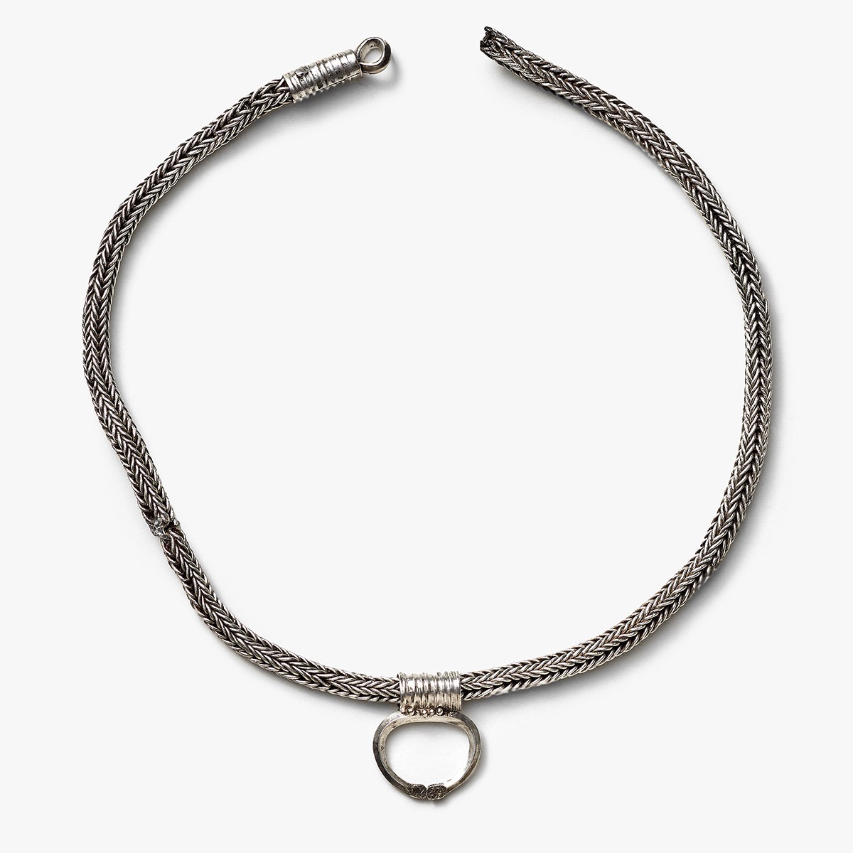 Kette_LunulaAnhaenger_Silber_Salurn_3JhnChr_c_TLM_Plattner