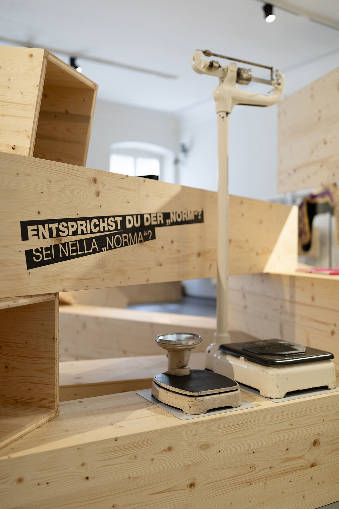 A06_GERECHT_WaageAusstellung_c_Maria_Kirchner