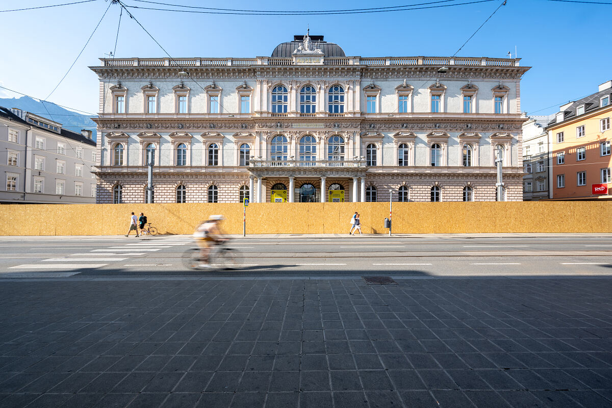 Das Ferdinandeum mit Bauzaun im Juli 2025